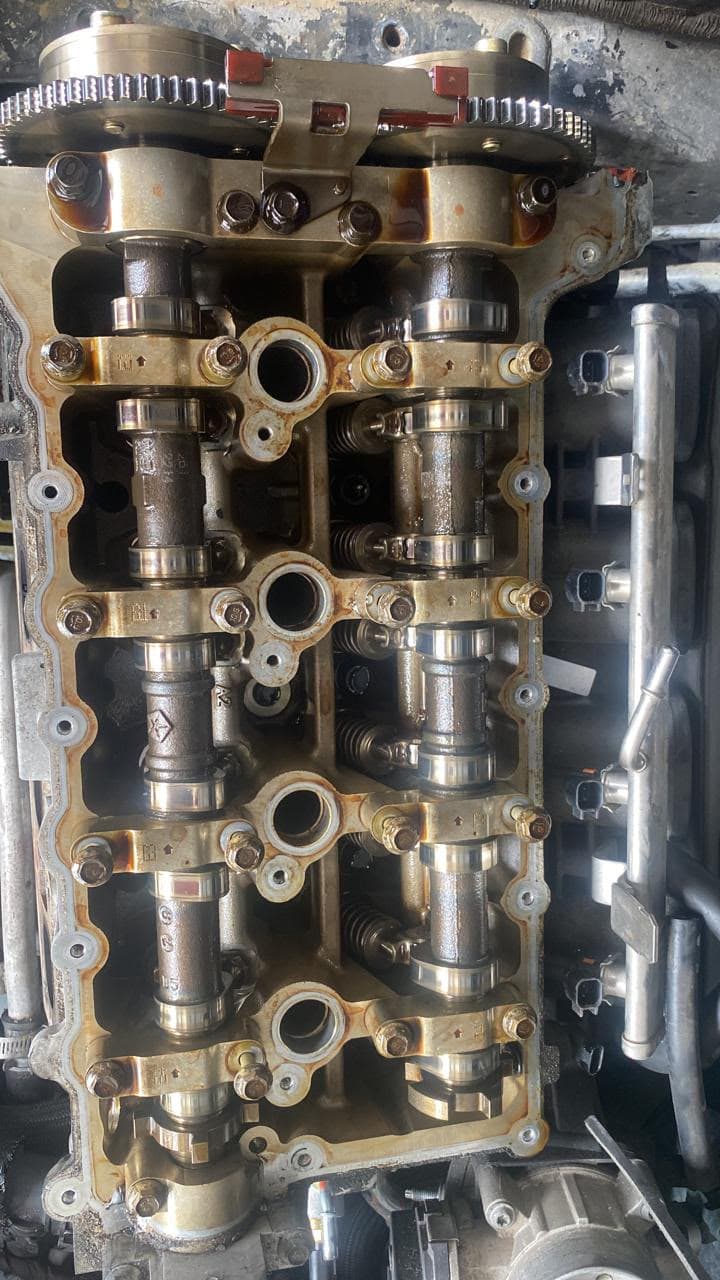 Cylinder head and valve train detail
